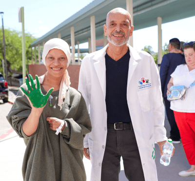 dr-kantsanis-handprint-ceremony_400x372